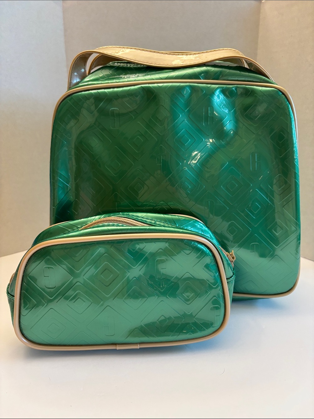 Clinique 2 pc Green Patent Travel Bag Set NWOT